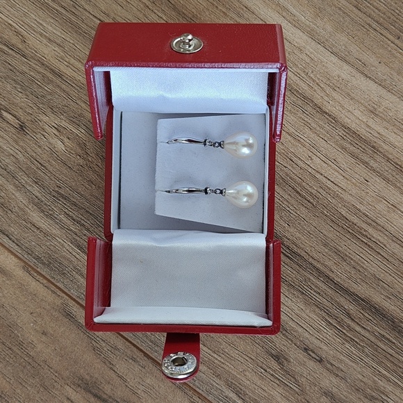 NIB Pearl Drop Earrings - Picture 2 of 4
